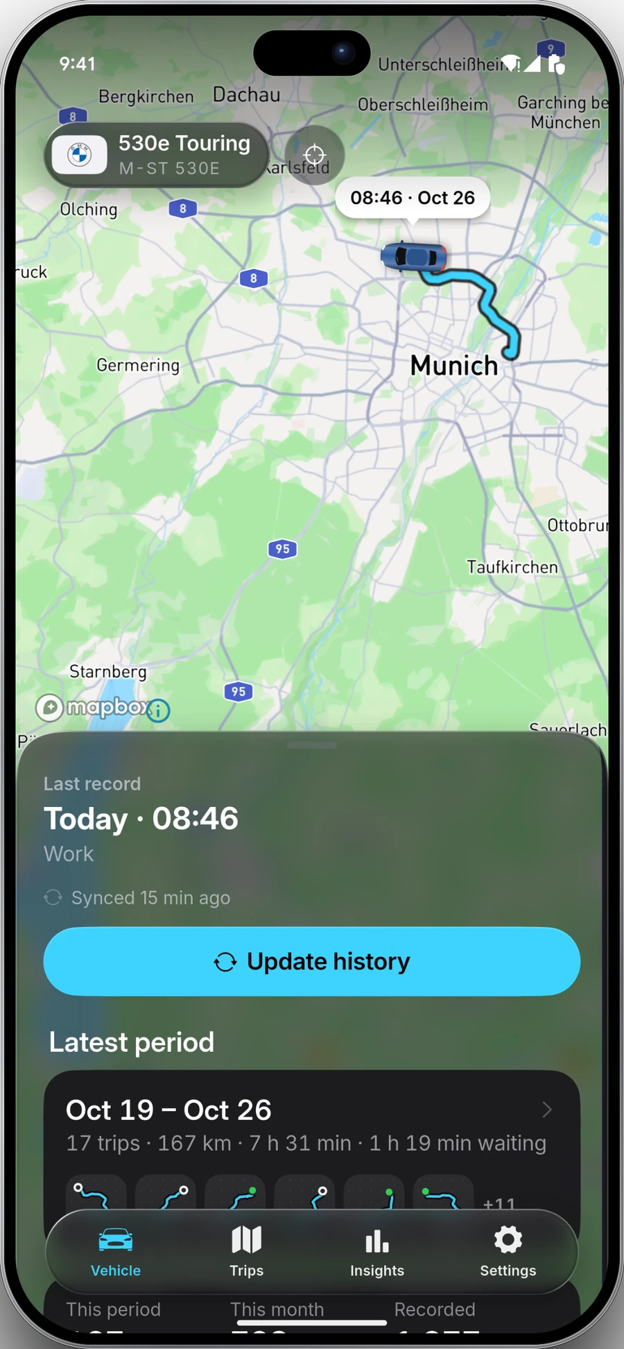 STrack App mit der letzten aufgezeichneten Position, einer Fahrtwiedergabe und der Monatsübersicht